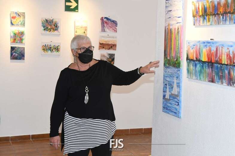 La pintora junto a sus cuadros/Francisco Javier Santana.